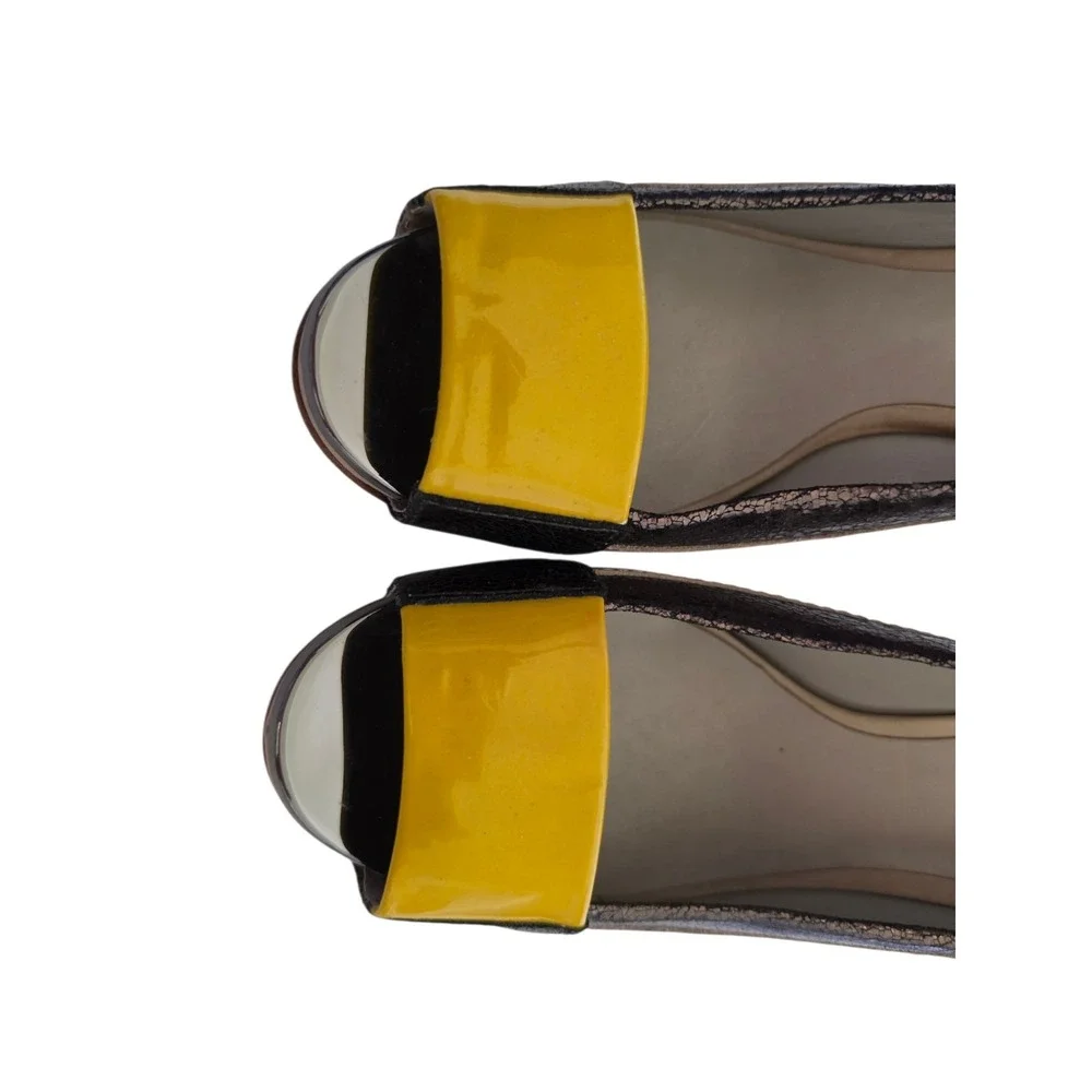 Tory Burch SZ 6.5M Runway Cluny Nude/Bronze/Mustard Patent Leather Open Toe Pump